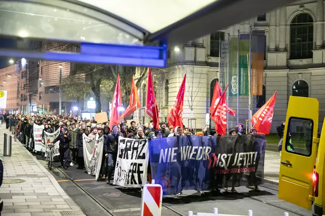 Der Demosntrationszug gegen den Akademikerball zog Samstag Abend durch die Grazer Innenstadt. Übrigens wieder einmal zu Lasten des öffentlichen Verkehrs. | Foto: Mur.at/Offensive gegen Rechts