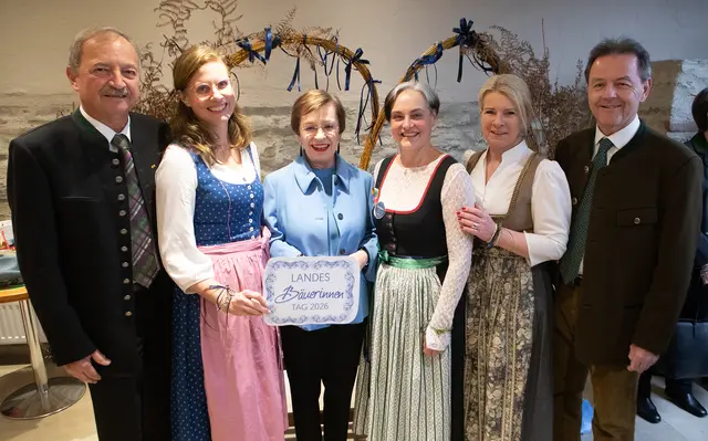 Landwirtschaftskammer Burgenland-Vizepräsident Werner Falb-Meixner,Landeshauptmann-Stellvertreterin Anja Haider-Wallner, "First Lady" Doris Schmidauer, Landesbäuerin Kammerrätin Christine Riepl und Bundesbäuerin Nationalrätin Irene Neumann-Hartberger und Landwirtschaftskammer Burgenland-Präsident Nikolaus Berlakovich beim Landesbäuerinnentag 2026 auf Burg Schlaining. | Foto: Landesmedienservice Burgenland