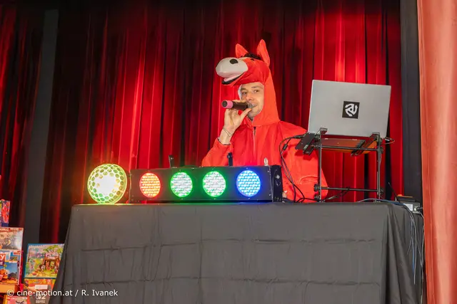 DJ Patrick im roten Eselkostüm. | Foto: cine-motion.at / R. Ivanek