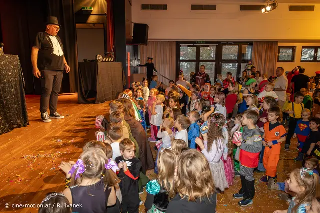 Gedränge der Kinder vor der Bühne des Zauberers Pepino. | Foto: cine-motion.at / R. Ivanek
