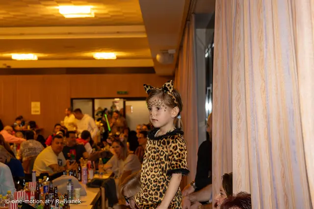 Johanna, die kleine Tigerin steht auf einem Sessel, eine andere Möglichkeit, alles überschaubar zu machen. | Foto: cine-motion.at / R. Ivanek