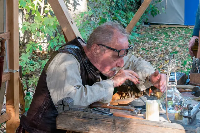 Altes Handwerk muss gelernt sein. Jeden Freitag üben die Mitglieder im derzeitigen Vereinssitzt.  | Foto: Mittelalterverein Ausfall