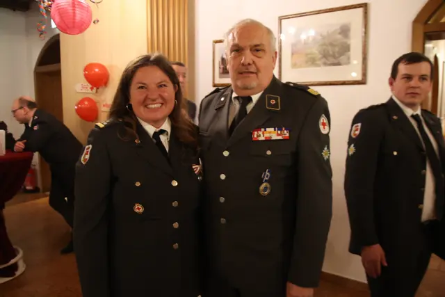 Regine Herbst mit Bezirksrettungskommandant Hermann Gerstgraser.