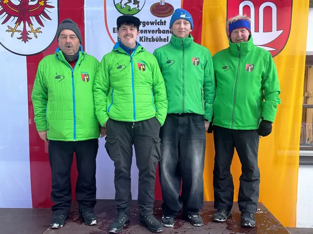 Rang 8: EC Oberndorf II; Georg Brunner, Leonhard Stöckl jun., Lorenz Hofer und Ehrenobmann Leonhard Stöckl sen. | Foto: Andi Aberger