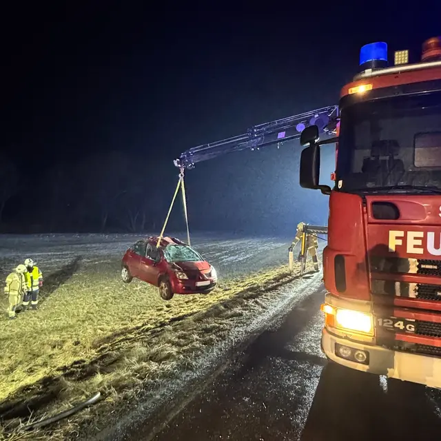 In Kindberg im Ortsteil Mürzhofen verriss ein Autofahrer sein Fahrzeug. Er landete nach einem Überschlag im Straßengraben.  | Foto: FF Hadersdorf