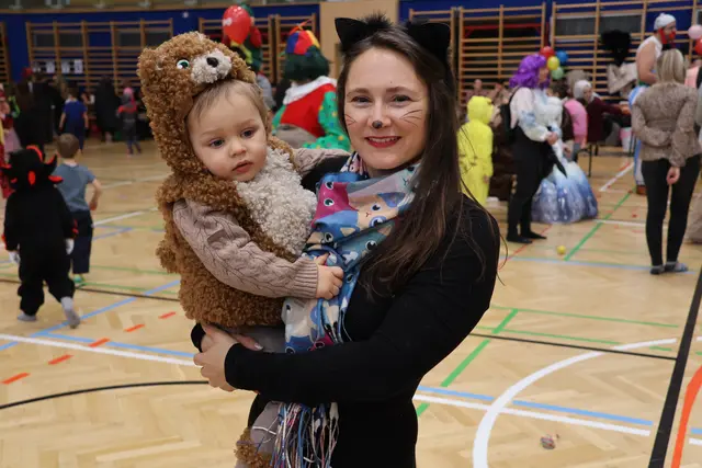Erster großer Faschingsbesuch: Maximilan und Mama Birgit. | Foto: Schauer