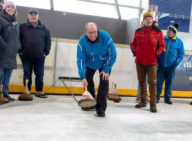 Auch Vizebürgermeister Jürgen Gaigg machte beim Eisstock-Turnier eine gute Figur