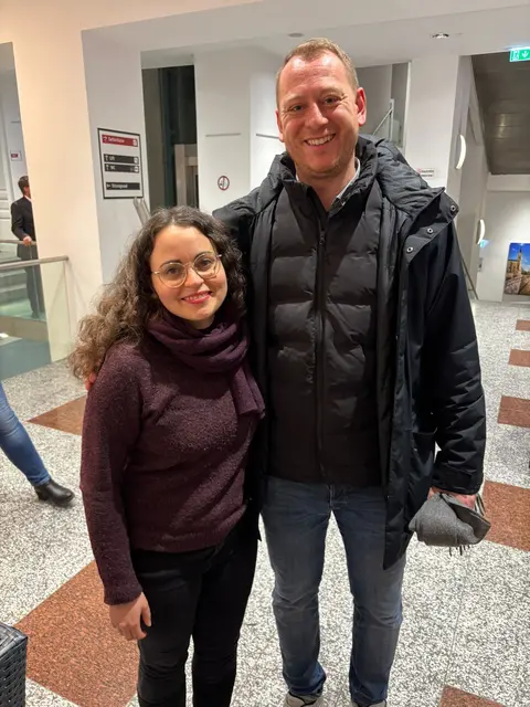Max Zirngast, KPÖ-Spitzenkandidat, wartet in Begleitung auf das Wahlergebnis. | Foto: Tanja Handlfinger