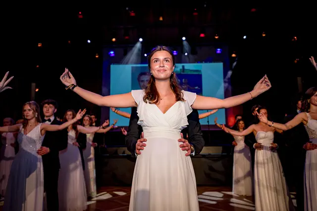 104 Maturantinnen und Maturanten aus fünf Maturklassen feierten ihren glamourösen Maturaball im Konzerthaus Klagenfurt.