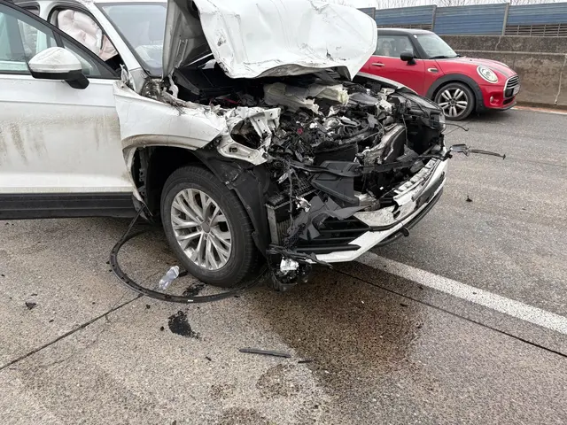  Bei der Ankunft am Einsatzort stellte sich heraus, dass ein Auto auf einen Lastwagen aufgefahren war.  | Foto: BFKDO Amstetten / FF St. Valentin