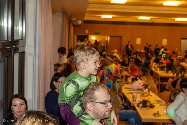 Manch Vater mußte zum Besseren Sehen die Schultern zum Sitzen herborgen. | Foto: cine-motion.at / R. Ivanek