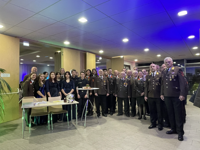 Der Feuerwehrball der Freiwilligen Feuerwehr Steinberg verwandelte das Gemeindezentrum in einen stimmungsvollen Treffpunkt für die ganze Gemeinde.  | Foto: Vanessa Wittmann