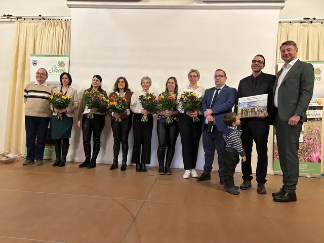 Das Team rund um Allgmeinmediziner András Czett wurde von OK-Energie-Haus-Geschäftsführer Michael Oberfeichtner beschenkt.  | Foto: Elisabeth Kloiber