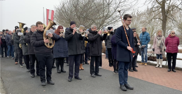 Die Stadtkapelle Güssing spielte zum Einmarsch zum neuen Gesundheitszentrum ein Ständchen.  | Foto: Elisabeth Kloiber