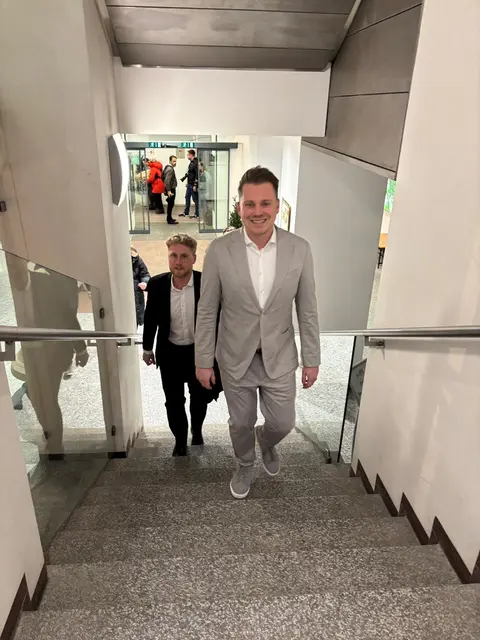 Auf- oder doch Abstieg? ÖVP-Spitzenkandidat Florian Krumböck betritt das St. Pöltner Rathaus. | Foto: Tanja Handlfinger