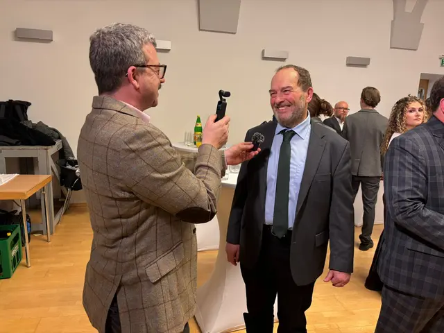 Die GRÜNEN wollen mitgestalten, sagt Spitzenkandidat Walter Heimerl-Lesnik zu Chefredakteur Oswald Hicker. | Foto: Tanja Handlfinger