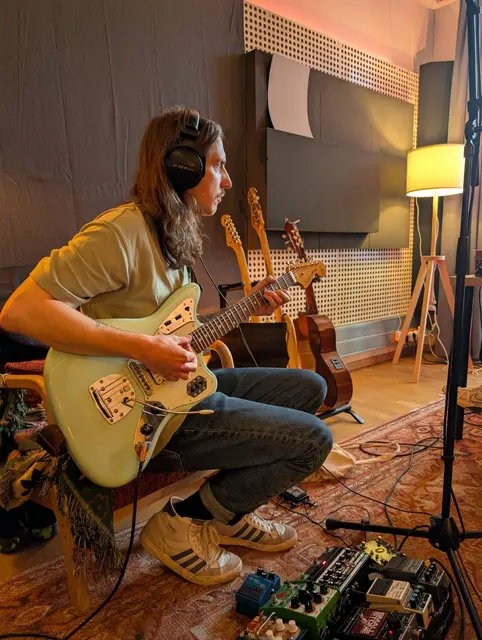 Der Künstler aus Axams versuchte sich beim neuen Song auch erstmals an den Drums.  | Foto: Neikes