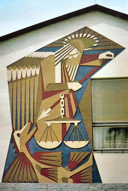 Sgraffito aus den 1960ern von Gerulf Wilhelm mit einer Darstellung des Erzengels Michael (mittlerweile verdeckt hinter der Wärmedämmung) an der Außenfassade des Kindergartens am Krautberg in Amstetten.
Aufnahme entnommen der St. Pöltner Kirchenzeitung, Ausgabe 40, vom 29. September 1968. | Foto: Bergmayr/Repro Kriener