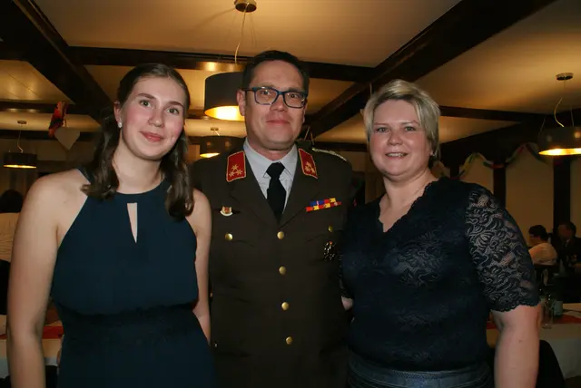 Feuerwehrkommandant Franz Feutl mit seinen Damen Hannah(links) und Nicole. | Foto: Anna Maria Kaufmann