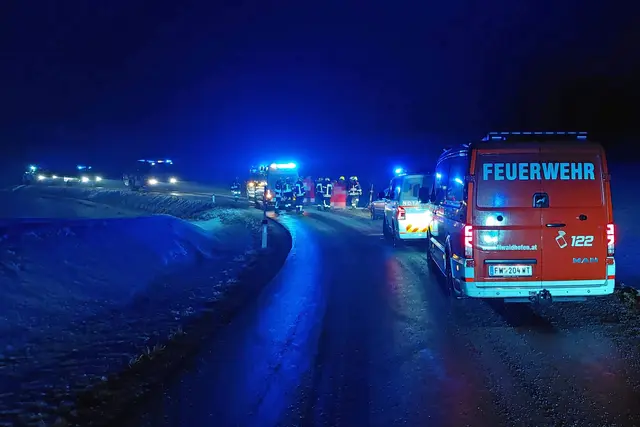 Einsatzkräfte an der Unfallstelle | Foto: FF Waidhofen/Thaya