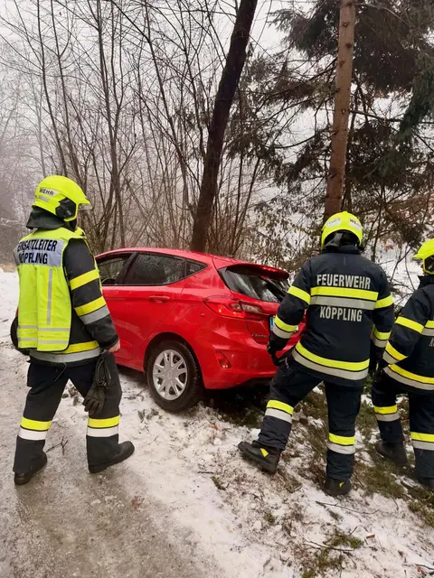 Ein Fahrzeug rutschte aufgrund der eisigen Verhältnisse in den Straßengraben. | Foto: FF Köppling