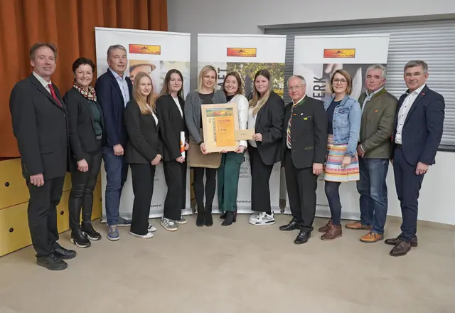 Schloss SteinDirektorin Ulrike Prutsch nahm gemeinsam mit ihren Schülerinnen und Fachlehrerin Lena-Marie Pregartner von Schloss Stein eine Urkunde und das Preisgeld in der Höhe von 1.000 Euro für den „Steirer Bao“ mit eiweißreichem Käferbohnen-Tempeh entgegen. | Foto: Roman Schmidt