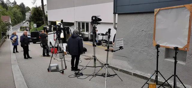 Film-Set in Bad Hall mit Kamerateam und Bad Hallern Inge Gegenhuber mit "Chipsy" (hinten) und Gerald Petschl (vorne) | Foto: Wollmarker-Stiedl