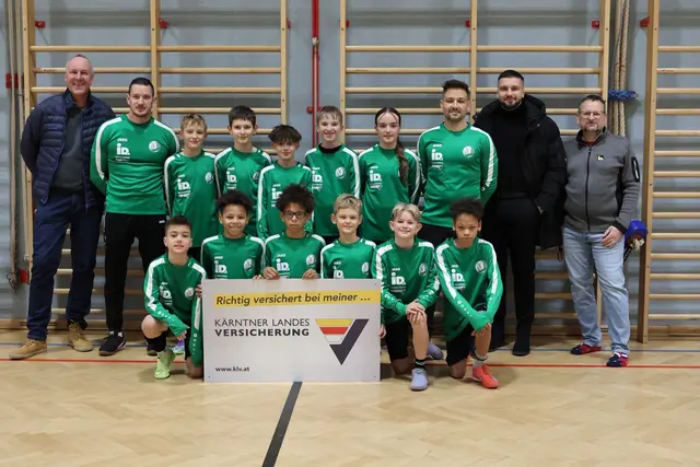 Die neuen Sweater und T-Shirts sind für die jungen Nachwuchskicker ein Motivationsschub. | Foto: FC Cartrade Lendorf