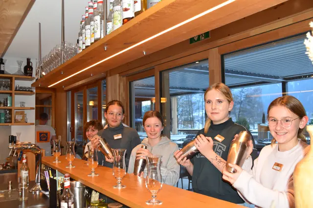 Beim Berufsschnuppertag im Familienhotel Brennseehof durften die Schüler*innen selbst alkoholfreie Cocktails mixen. | Foto: MeinBezirk.at/Michaela Erlacher