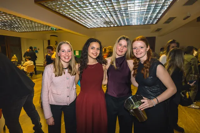 Bis Mitternacht konnte man Lose für die große Tombola ergattern.  | Foto: Pernsteiner