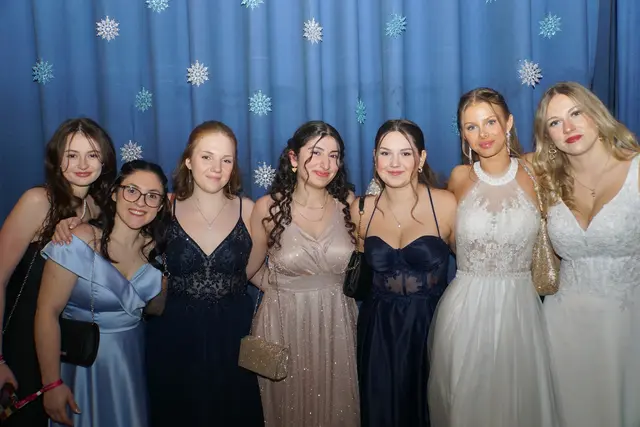 Die Schülerinnen der HLW Tulln feierten ausgelassen am Ball der HLW Tulln in wunderschönen Abendroben. | Foto: HLW Tulln/Bleyer