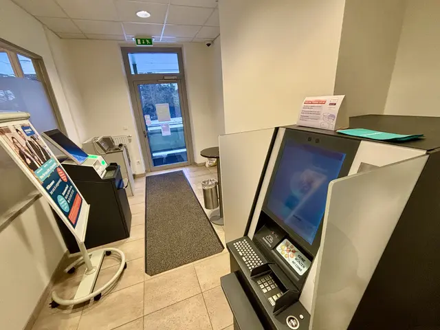 Alle Geräte der Sparkasse Langenwang sind auch im Übergangsquartier zu finden. Das Foyer hat immer geöffnet. | Foto: MeinBezirk/Angelina Koidl
