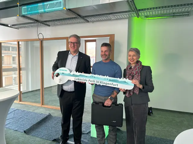 v.l.n.r.: Bernhard Lamprecht (GF Lakeside Park), Gaby Schaunig (LHStv.in), Herbert Tanner (Leiter der Siemens-Niederlassung Graz und Klagenfurt)
