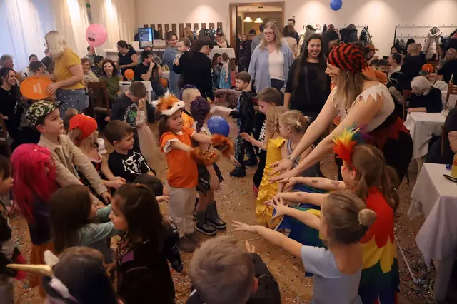 Wenn der Kinder-Maskenball im Sonnenhof ansteht, dann gehört der Sonntag ganz den jüngsten Gemeindemitgliedern. Seit Jahren ist die Veranstaltung ein Fixpunkt im Fasching – ein Ort, an dem Generationen zusammenkommen, Kinderträume Wirklichkeit werden und der Saal am Ende des Nachmittags vor Konfetti kaum mehr zu erkennen ist.
 | Foto: Alejandra Ortiz