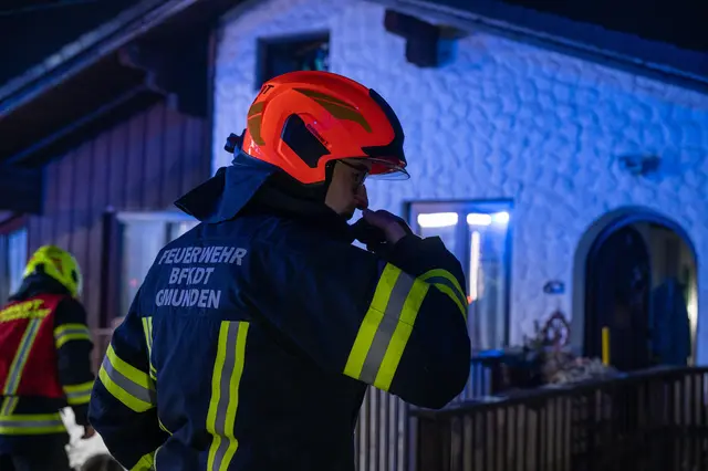 Durch das rasche Eingreifen der Feuerwehren konnte Schlimmeres verhindert werden: Im Dachboden eines Gebäudes in Pinsdorf ist am 23. Jänner 2026 aufgrund eines wohl defekten Stromkastens ein Brand ausgebrochen | Foto: TEAM FOTOKERSCHI / DAVID RAUSCHER