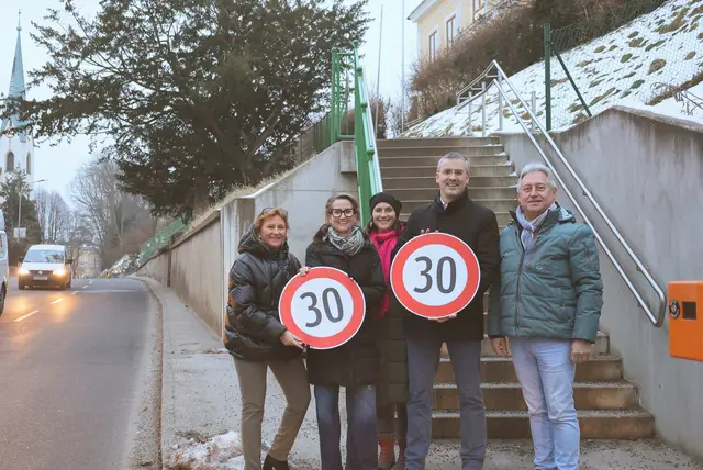 Vizebürgermeisterin Maria T. Eder (ÖVP) mit den Mitgliedern des Mobilitätsausschusses, Stadträtin Katharina Danninger (ÖVP), Gemeinderätin Christiane Karg (NEOS), Stadtrat Roland Honeder (ÖVP) und dem Mobilitätstadtrat Karl Schmid-Wilches (SPÖ) vor Ort in Kritzendorf.

 | Foto: Stadt Klosterneuburg/Lutz