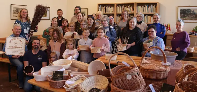 Über 25 Teilnehmerinnen und Teilnehmer nahmen am Korbflechtkurs teil. | Foto: UMIZ