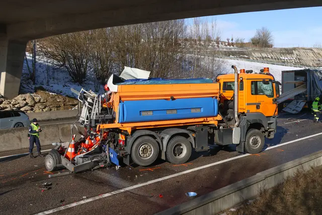 Vollbeladener Lkw-Sattelzug kracht in Asfinag-Fahrzeug auf A8 Innkreisautobahn bei Steinhaus. | Foto: laumat.at
