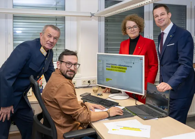Landespolizeidirektor Franz Popp, NMS-Direktor Michael Lahnsteiner, Bildungslandesrätin Christiane Teschl-Hofmeister und Bildungsdirektor Karl Fritthum | Foto: NLK Filzwieser