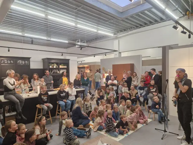 Für fröhliche Stimmung sorgte Kinderliedermacher Bernhard Fibich, der mit einem Mitmachkonzert zum Mitsingen und Mitmachen einlud. | Foto: M. Danzinger