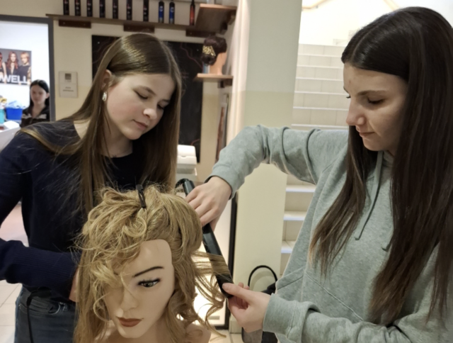 Xenia Stanzl-Böhme und Julia Edelsberger beim Eindrehen von Locken mit dem Glätteisen. | Foto: PTS Horn