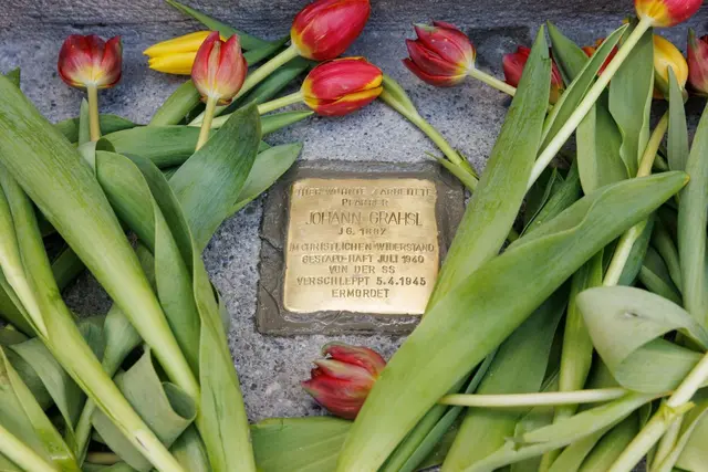 Am 6. April 2025 fand die Stolperstein-Verlegung für Pfarrer Johann Grahsl vor dem Gasner Pfarrhof statt. | Foto: Sonntagsblatt/Gerd Neuhold