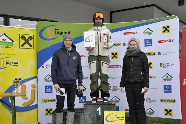 Mit einer fabelhaften Zeit von 1:01,25 Minuten sicherte sich Heidi Hochwimmer von der Landjugend Enns-Pongau den Sieg in der Kategorie Ski Alpin Damen unter 18 Jahre. (v.l.n.r.: Landesleiter Noah Fischer, Siegerin Heidi Hochwimmer, Landesleiterin Sarah Nestler) | Foto: Landjugend Salzburg