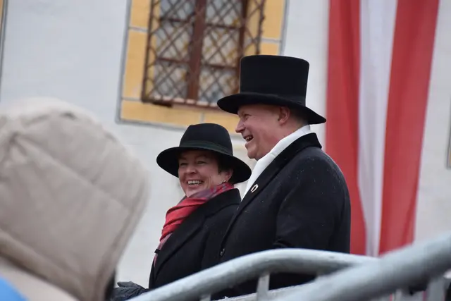 Der Kommissär aus dem Lungau: Reinfried Bogensperger mit seiner Gattin.  | Foto: pjw