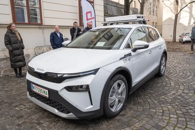 Auf dem Autodach befinden sich vier Kameras und ein Sensor, der die Kennzeichen mittels optischer Zeichenerkennung (OCR) scannt. | Foto: Valentina Marinelić/MeinBezirk