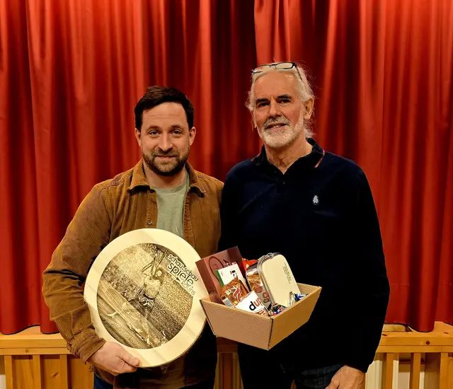 Obmann Michael Schmid überreichte Ehrenobmann Josef Falkeis als Zeichen der Wertschätzung ein Präsent. | Foto: Schauspiele Kauns