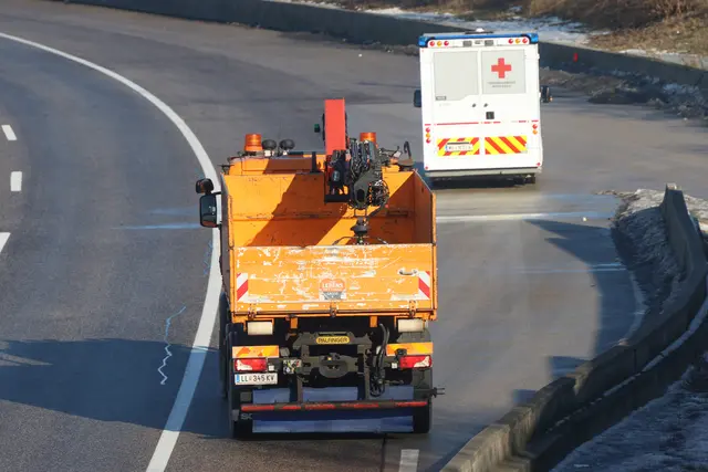 Vollbeladener Lkw-Sattelzug kracht in Asfinag-Fahrzeug auf A8 Innkreisautobahn bei Steinhaus. | Foto: laumat.at