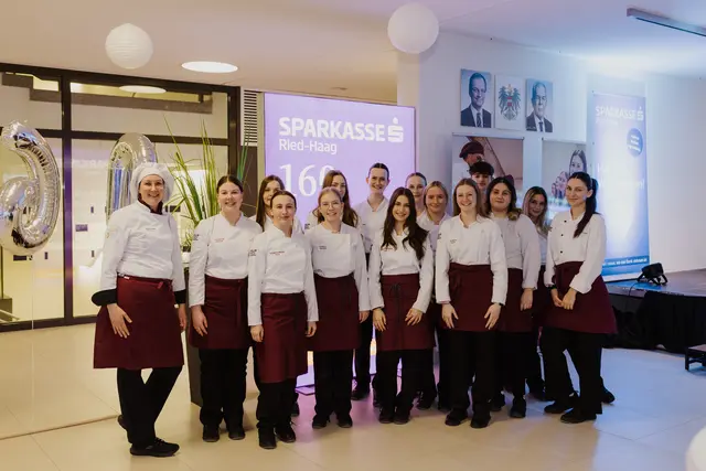 Das Küchenteam der 3. Klasse HBLW. Die Schüler:innen sorgten mit einem exzellenten Buffet für einen genussvollen Ausklang. | Foto: Silvia Zellinger