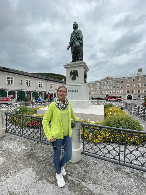 Fremdenführerin Sabine Raht kennt Salzburg wie ihre Westentasche. Hier am Mozartplatz finden sich viele ungewöhnliche Geschichten zu erzählen. | Foto: sm
