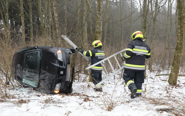 Ein Auto hat sich in Seckau überschlagen. | Foto: FF/Zeiler